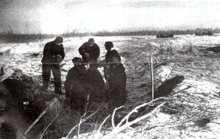 Первые трудармейцы Бакалстроя нга расчистке снега под строительство. Март 1942.